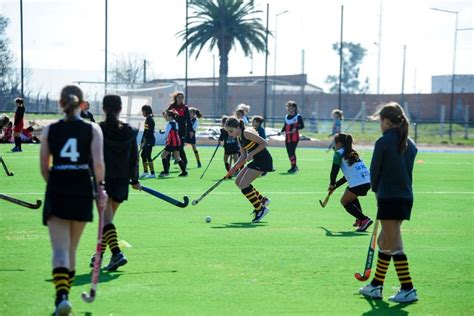 Jugador de hockey corriendo en cancha sintética