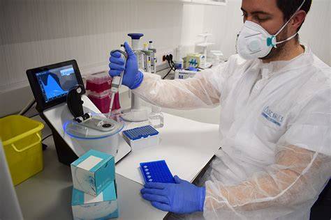 Prueba PCR y análisis de laboratorio clínico
