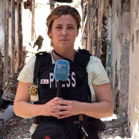 Reportera de guerra con chaleco de prensa