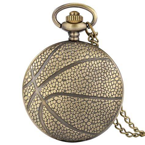 Reloj de bolsillo y balón de fútbol