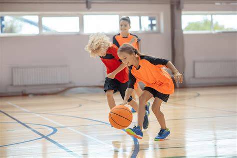 Niños practicando baloncesto en taller