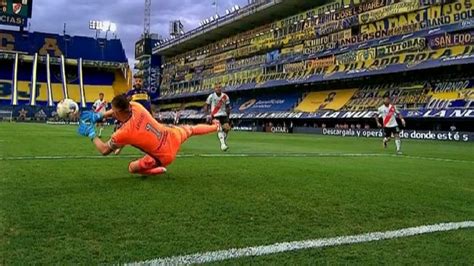 Atajada de Franco Armani ante Boca Juniors