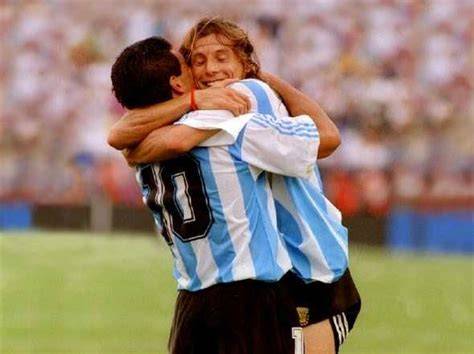 Maradona y Caniggia celebran un gol
