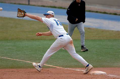 Jugador de béisbol defendiendo primera base
