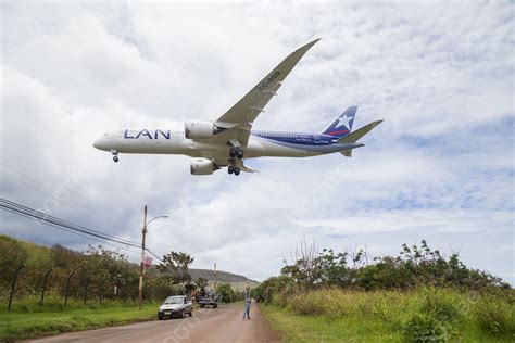 avión aterrizando en Isla de Pascua