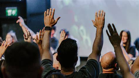 Comunidad cristiana alabando a Dios