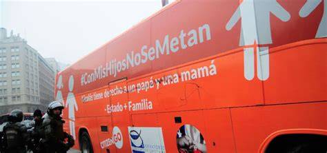 Bus de la Libertad frente a La Moneda