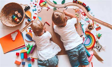 niños pequeños aprendiendo mediante juego