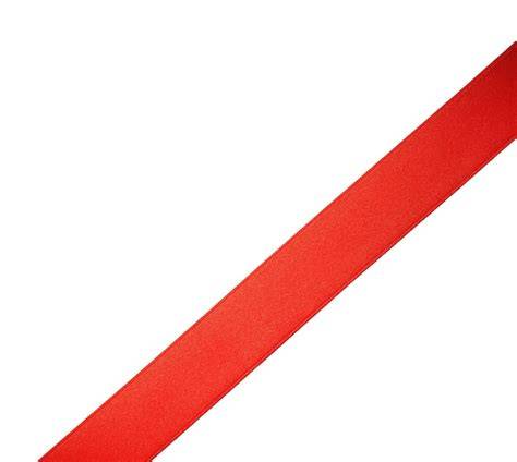 Camise­ta blanca con banda roja diagonal