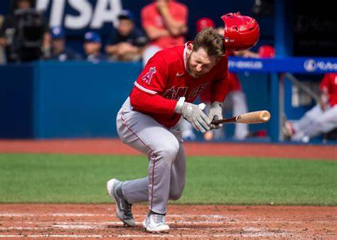 Pelotero de béisbol tras recibir un pelotazo