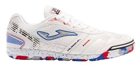 zapatillas de futsal celestes en pista cubierta