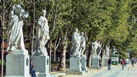 estatuas y plaza de leyendas