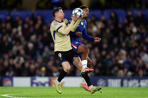 Ivanović defendiendo en Stamford Bridge