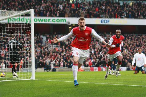 Nicklas Bendtner con camiseta del Arsenal