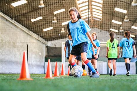 Entrenamiento de futsal infantil en cancha