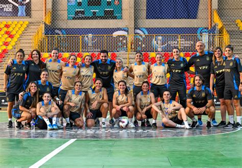 Equipo femenino de futsal entrenamiento comunitario
