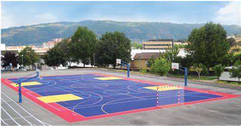 Cancha multiuso residencial con líneas deportivas