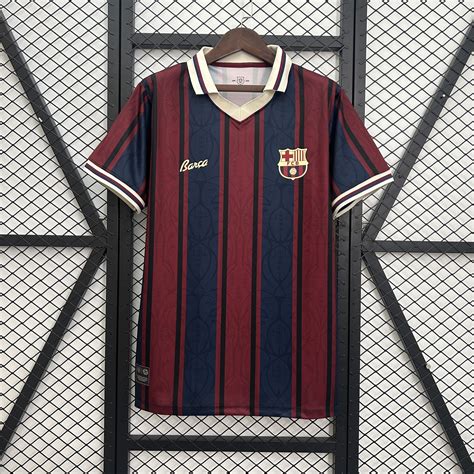 Detalle retro de camiseta aniversario Madryn