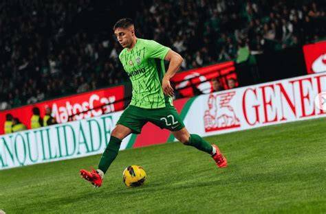 Iván Ramírez jugando como lateral derecho