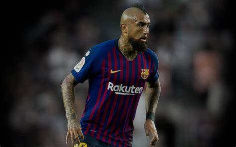 Arturo Vidal defendiendo con Barcelona