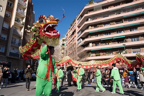 Dragón fantástico sobre Barcelona
