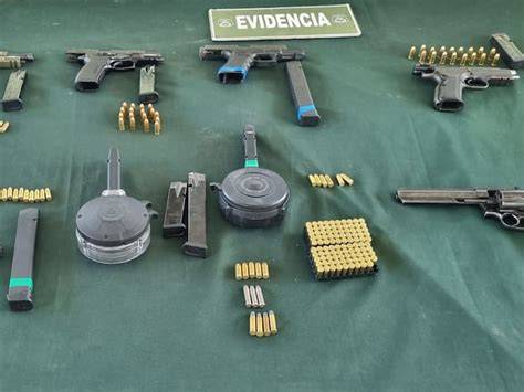 Arsenal de armas incautado por Carabineros