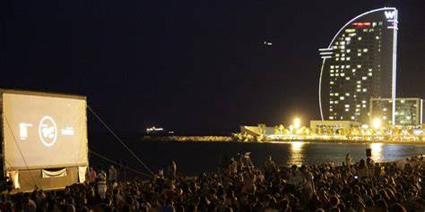 Proyección de cine en playa de Barcelona