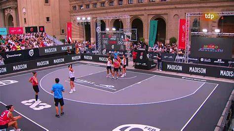 Partido de streetball 3x3 en cancha urbana
