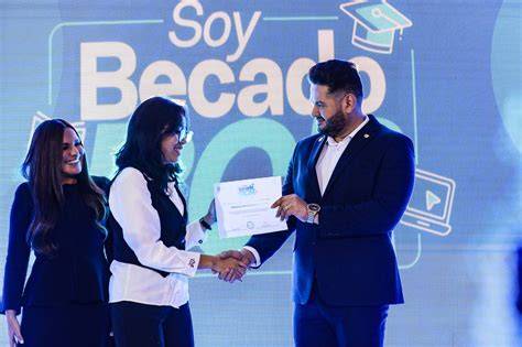 estudiantes solicitando becas universitarias