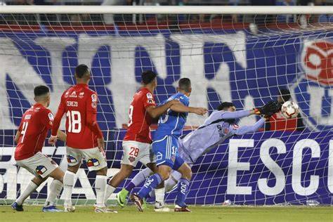 Atajada de Diego Tapia ante Universidad de Chile
