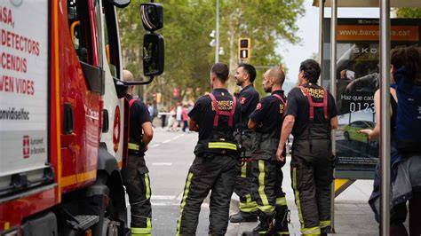 Bomberos de Barcelona preparando una intervención