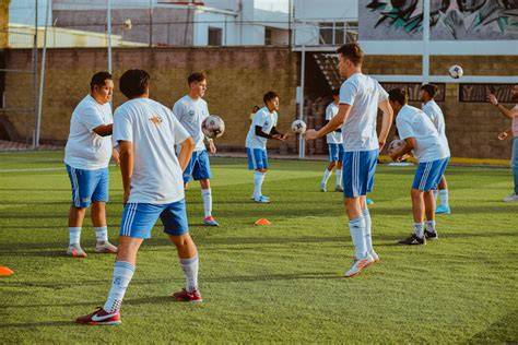 Entrenamiento juvenil de fútbol en equipo