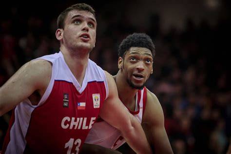 Felipe Haase jugando básquetbol por Chile