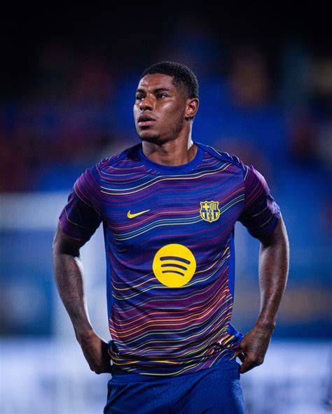 aficionado con camiseta Barcelona antes del partido