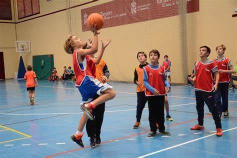 Estudiantes jugando básquetbol escolar