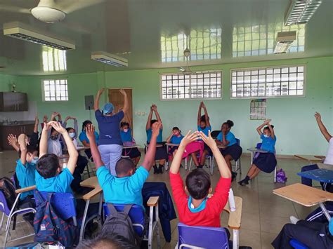 Estudiantes realizando pausa activa escolar