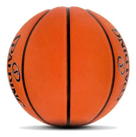 Balón de baloncesto de goma en cancha exterior