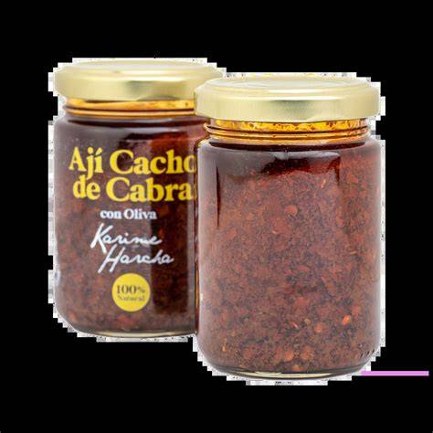 Botella de aceite de oliva con ají cacho de cabra