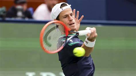 Diego Schwartzman jugando tenis