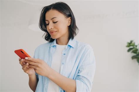 Persona escribiendo mensajes SMS en móvil