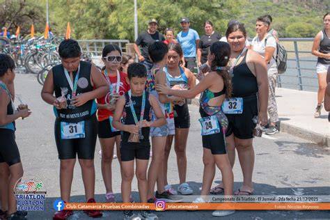 Estudiante escolar en competencia de triatlón