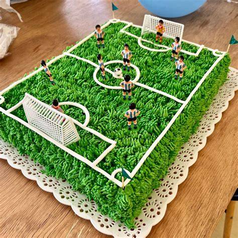 torta infantil decorada como campo de fútbol