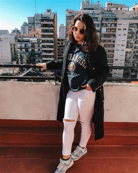 Look urbano con camiseta NBA y vaqueros