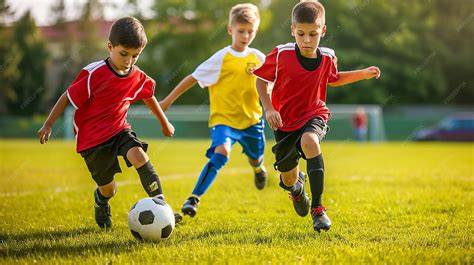 Niños jugando fútbol en entrenamiento