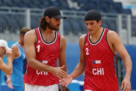Esteban y Marco Grimalt jugando vóleibol playa