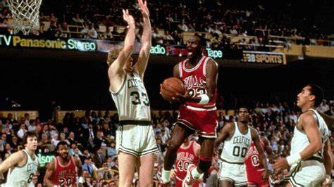 Michael Jordan anotando 63 puntos playoffs
