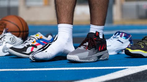 zapatillas de baloncesto en cancha exterior