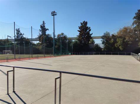 balón outdoor en pista de cemento