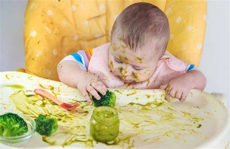 niño explorando olores con alimentos