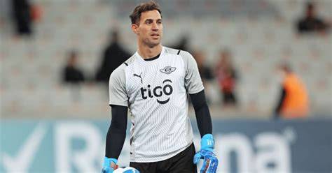 Martín Silva con vendaje ante Independiente